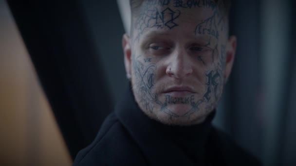 城街上的男性纹身者吸引眼球 — 图库视频影像