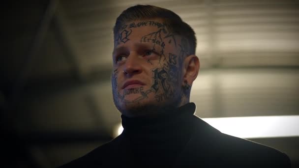 Intimidatorio Uomo Ribelle Maverick Con Tatuaggi Alla Testa Viso Stile — Video Stock