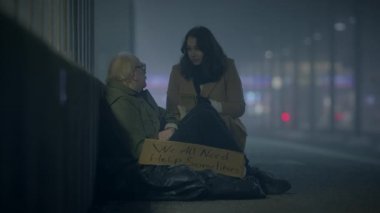 Bunalımlı ve Sefil Yaşlı Erkek Sokak Adamı Dondurucu Gece 'de Yardım Bekliyor