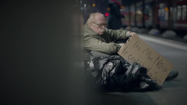 アーバンストリートで始まる人生について考える絶望的な壊れた男性 — ストック動画