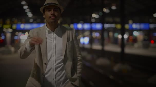 Один Молодий Чоловік Прогулюється Залізничним Вокзалом Вночі Подорожі — стокове відео