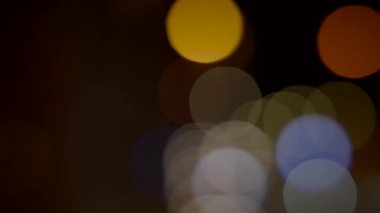 Gece vakti Aydınlanmış Şehir Caddesinde Bulanık Araba Trafik Işıkları 