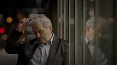 Olgun Erkek Olmak Melankolik olarak Üzücü Endişeli Olmak