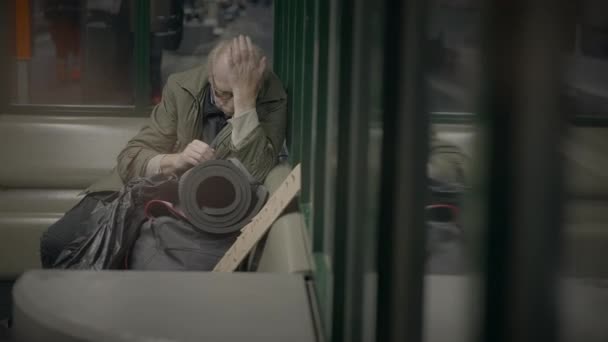 体弱的中老年男性 — 图库视频影像