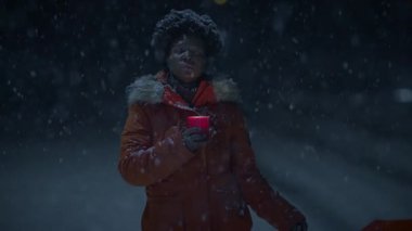 Kış mevsiminde Kıvırcık Saçlı Siyah Kadın Mum Işığı