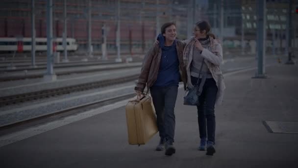 Mãe Filho Encontro Estação Ferroviária Falando Juntos Depois Longo Tempo — Vídeo de Stock