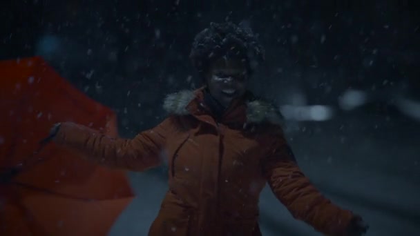 Africano Donna Con Afro Acconciatura Organizzare Vestiti Fuori Ballando Nevicata — Video Stock