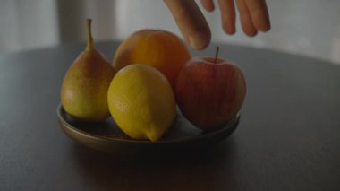 Renkli Taze Sağlıklı Meyveler Karışık Atıştırmalıklar Oturma odasındaki ahşap Masada duruyor