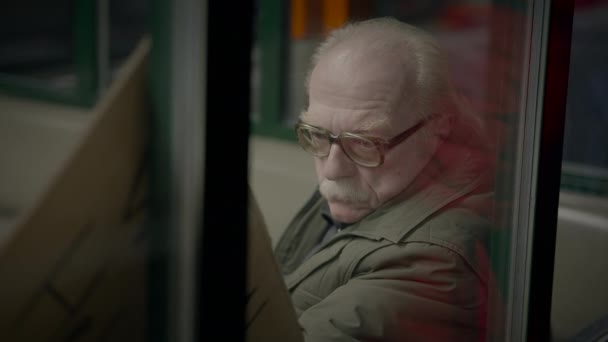 Samotnie Biedny Dojrzałe Starszy Mężczyzna Osoba Okulary Będąc Zubożały — Wideo stockowe