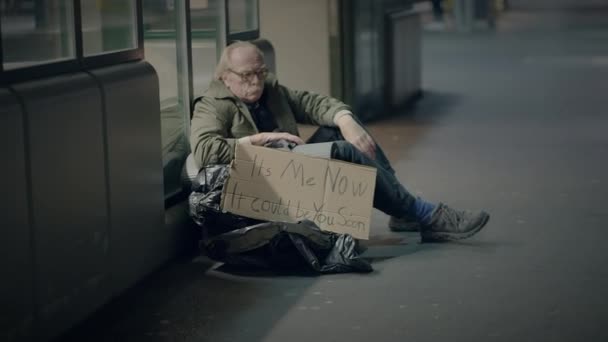 孤独な 貧しい 成熟した シニア ととも 貧しくなっ — ストック動画