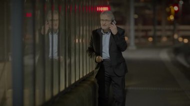 Üzüntülü Takım Elbiseli Yaşlı İş Adamı Şehirden Üzgünüz Çağrısı