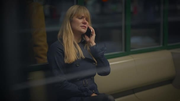 Blond Vrouw Praten Boos Mobiele Telefoon Het Treinstation Ruziën — Stockvideo
