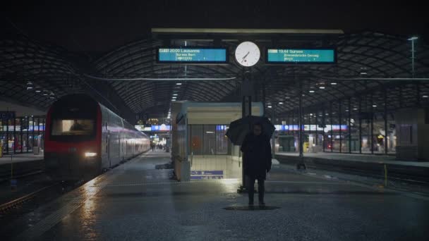 Ciemności Północy Człowiek Stoi Pod Budynkiem Trzymając Parasol Czekając Pociąg — Wideo stockowe