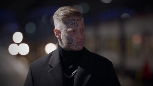 Persona Masculina Tatuada Que Busca Atención Pie Calle Urban City — Vídeo de stock