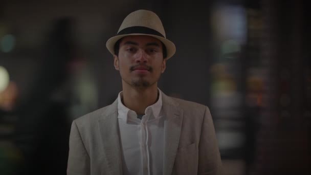 Jeune Homme Voyageant Intérieur Gare Bondée — Video