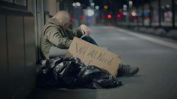 绝望的破碎的男性对城市街头乞讨生活的沉思 — 图库视频影像
