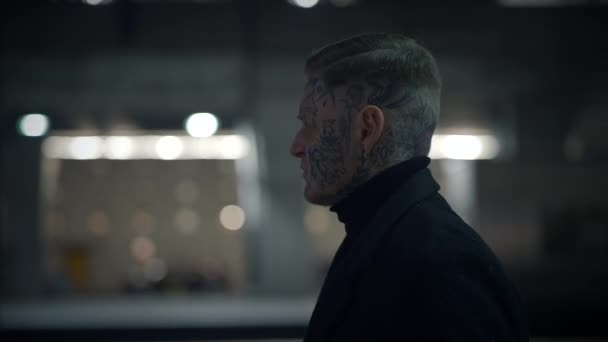 Προσοχή Αναζητούν Τατουάζ Αρσενικό Πρόσωπο Στέκεται Στην Urban City Street — Αρχείο Βίντεο