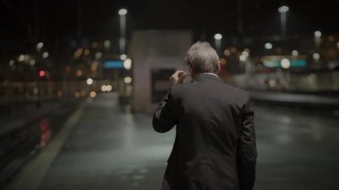 Yalnız, yaşlı iş adamı, gelecek için endişeli bir bekleyiş içinde.
