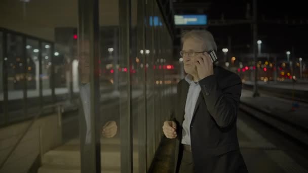 Анонсований Стресовий Чоловік Бос Скарги Розмові Мобільного Телефону — стокове відео