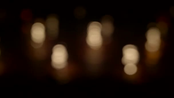 Blurry Φανάρια Κυκλοφορίας Αυτοκινήτων Για Φωτισμένο City Street Νύχτα — Αρχείο Βίντεο