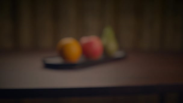 Alimentos Frescos Coloridos Merienda Fruta Cruda Orgánica Tabla Madera — Vídeo de stock