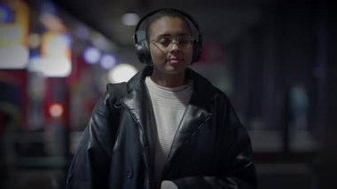 Hayatı düşünen düşünceli bir kadın. Kulaklık takıyor. Müzik dinliyor.