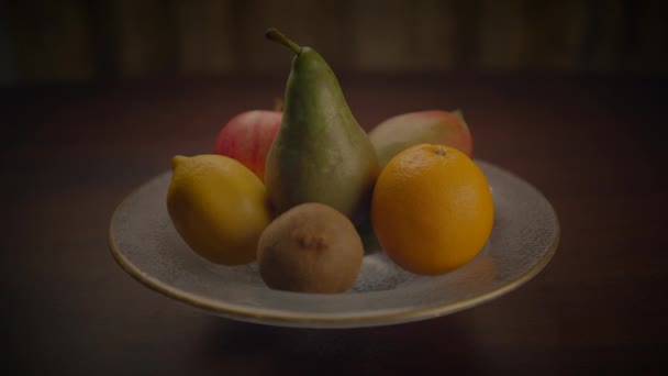 Barevné Čerstvé Bio Syrové Ovoce Svačinka Potravin Dřevěném Stole — Stock video