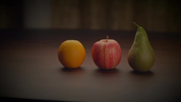 Tahta Masada Renkli Taze Organik Çiğ Çerez Yemeği — Stok video