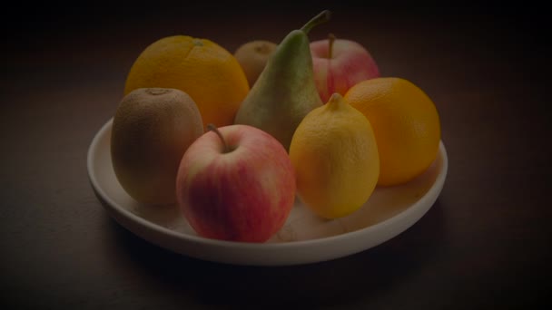 木のテーブルの多彩な新鮮な有機性のフルーツのスナックの食糧 — ストック動画