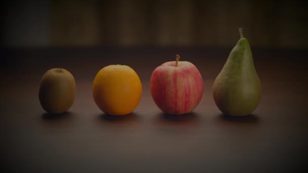Nourriture Crue Biologique Fraîche Colorée Collation Fruits Sur Table Bois — Video