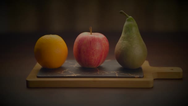 Alimentos Frescos Coloridos Merienda Fruta Cruda Orgánica Tabla Madera — Vídeos de Stock