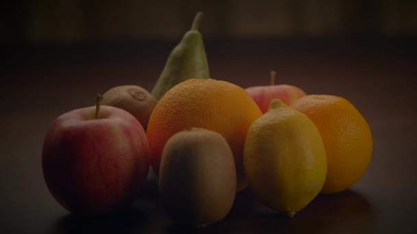 木桌上鲜活的生鲜有机水果小吃 — 图库视频影像