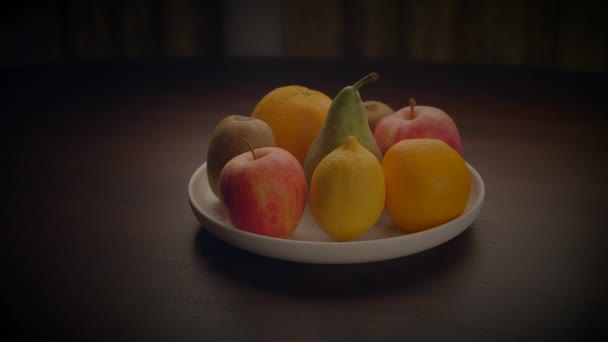 Tahta Masada Renkli Taze Organik Çiğ Çerez Yemeği — Stok video