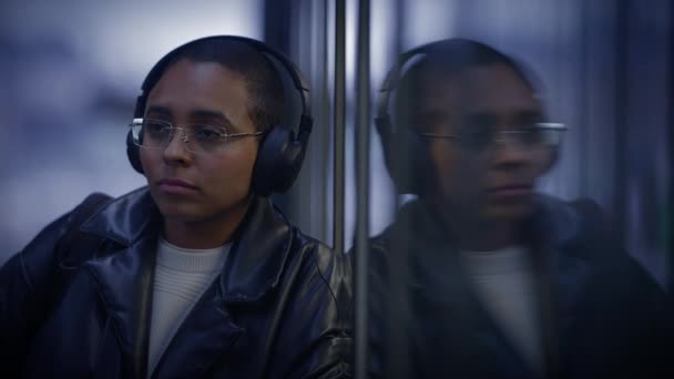 Przemyślana Kobieta Myśląca Życiu Słuchawkach Słuchanie Muzyki Dojeżdżającej Pracy — Wideo stockowe