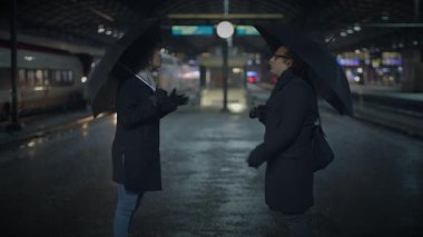 Mutsuz karı koca randevuya geç kalıyor. 