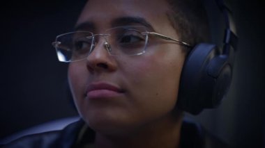 Hayatı düşünen düşünceli bir kadın. Kulaklık takıyor. Müzik dinliyor.