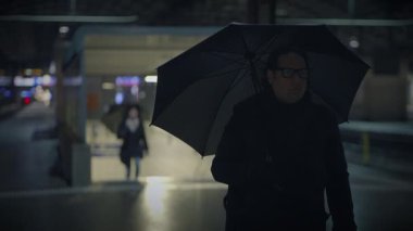 Geceleri tren istasyonunda tartışan kızgın bir çift.