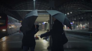 Dışarıda İlişki Krizi Yaşayan Karı-koca draması