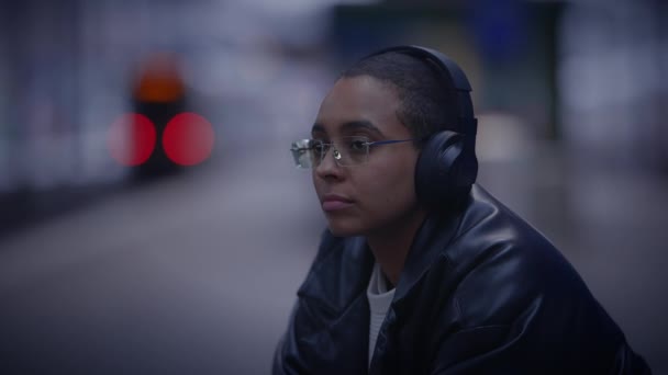 思考人生的女人头戴耳机听音乐通话记录 — 图库视频影像