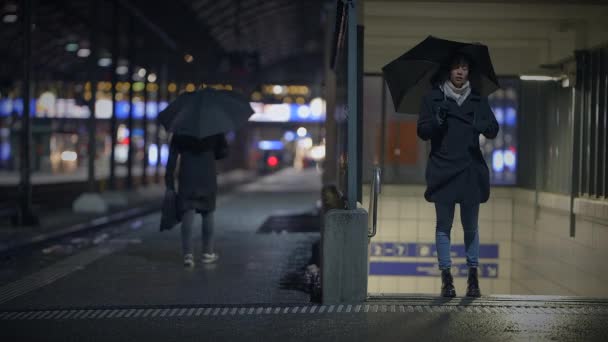 Pareja Discutiendo Hablando Enojado Estación Tren Por Noche — Vídeos de Stock