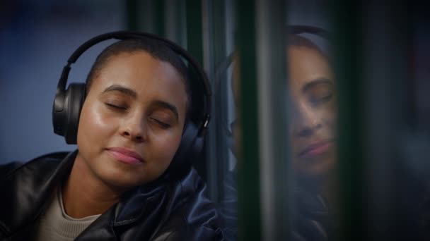 Retrato Estilo Vida Urbano Una Persona Femenina Relajada Con Auriculares — Vídeos de Stock