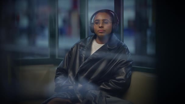 Tankevækkende Kvinde Tænker Livet Iført Hovedtelefoner Lytte Musik Pendling – Stock-video