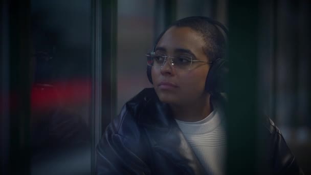 思考人生的女人头戴耳机听音乐通话记录 — 图库视频影像