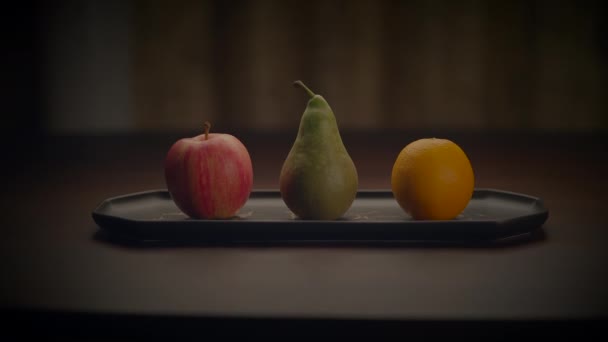 木桌上鲜活的生鲜有机水果小吃 — 图库视频影像
