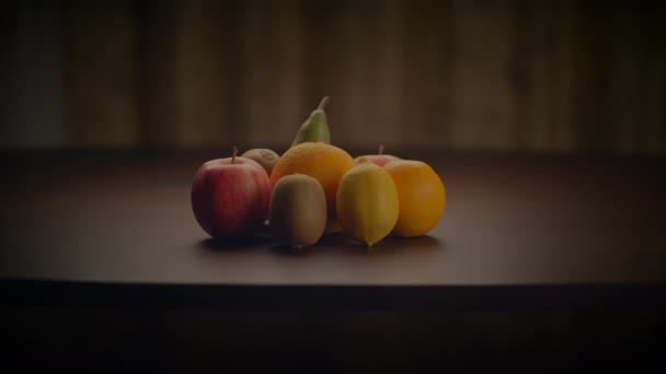 ビタミンおよび酸化防止剤が付いている健康な栄養のフルーツ — ストック動画