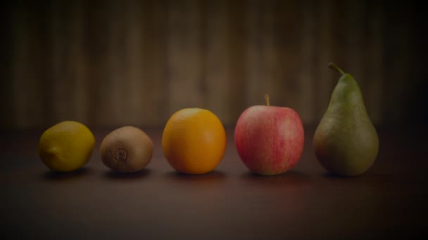 Une Variété Fruits Sont Exposés Ligne Sur Une Table Bois — Video
