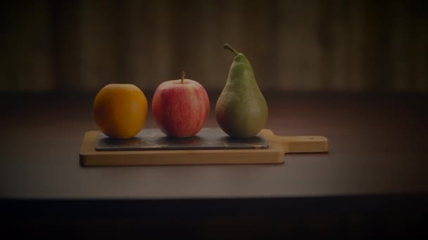 Färgglada Färska Ekologiska Frukt Snacks Mat Träbord — Stockvideo