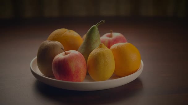 Alimentos Frescos Coloridos Merienda Fruta Cruda Orgánica Tabla Madera — Vídeos de Stock