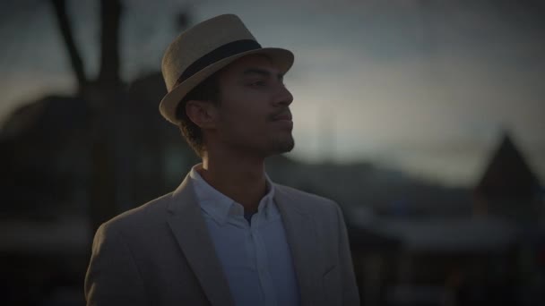 Modischer Junger Schöner Mann Mit Hut Und Lässiger Kleidung Der — Stockvideo