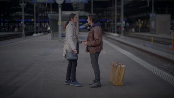 Farväl Till Två Ledsna Personer Som Skiljs Tågstationen — Stockvideo